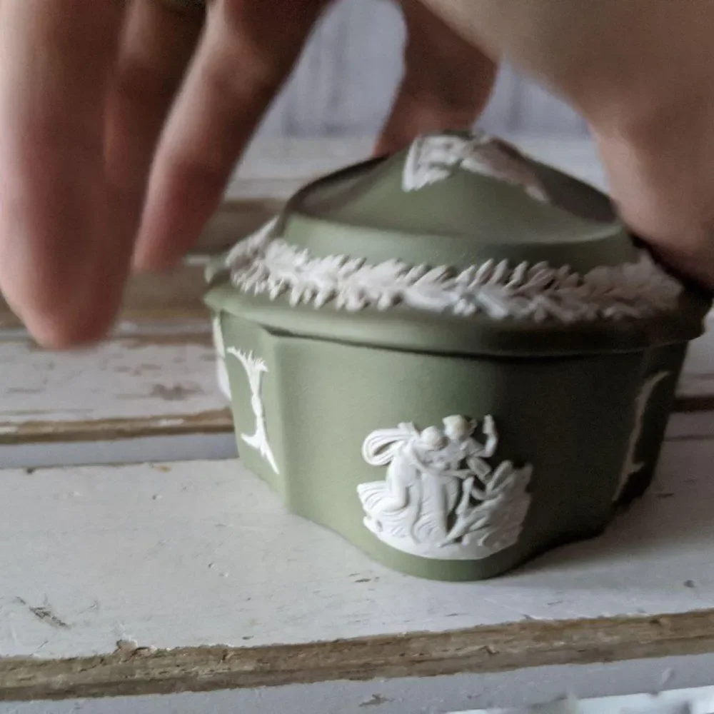 Wedgwood fluted dome green‎ lidded bowl trinket che